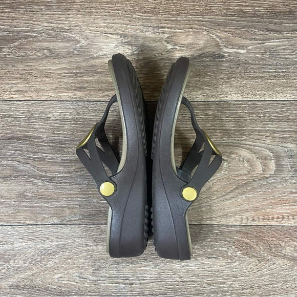 Crocs Sarah Brown Gold Metal block Women’s Wedge Sandals Flip Flops Size 6 Shoes - Picture 7 of 11